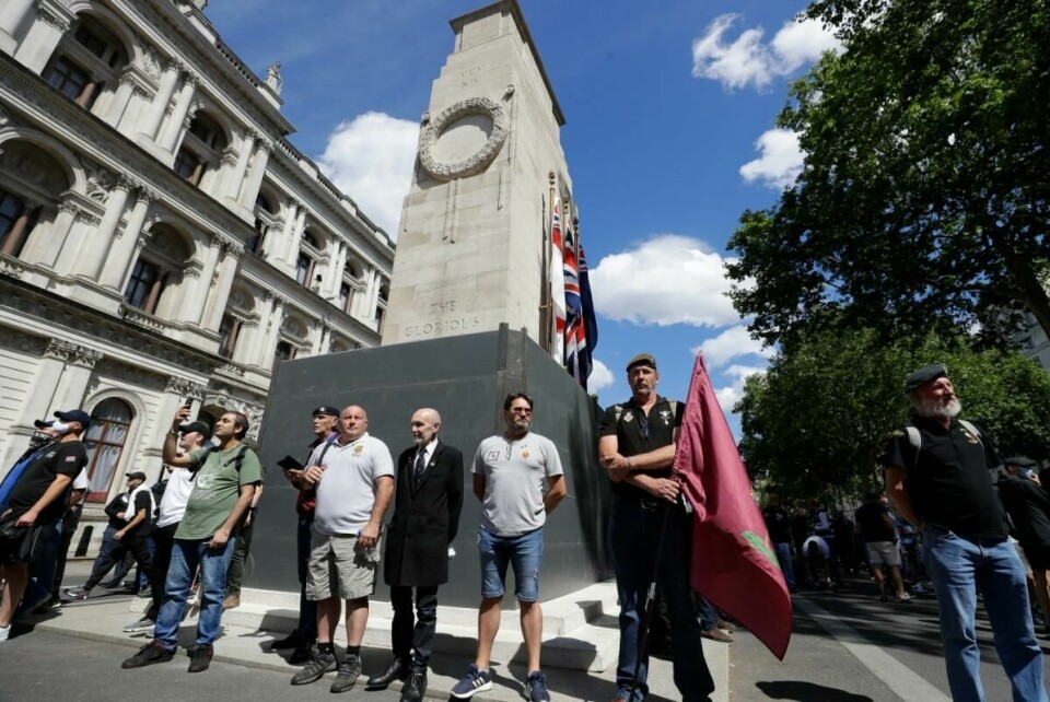 Medlemmer av ytre høyre-grupper samlet seg lørdag i London. Politi og myndigheter har lagt strenge restriksjoner for markeringene for å hindre sammenstøt mellom høyreaktivister og antirasister. Medlemmer av ytre høyre-grupper samlet seg lørdag i London. Politi og myndigheter har lagt strenge restriksjoner for markeringene for å hindre sammenstøt mellom høyreaktivister og antirasister.