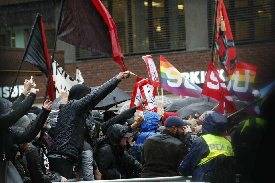 Motdemonstranter på Tøyen torg under Stopp Islamiseringen av Norge-markering 28. september 2019