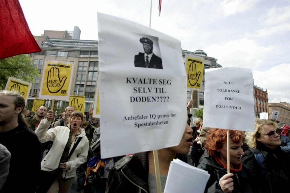 2007: Demonstranter utenfor Justisdepartementet i Oslo markerte sin misnøye med at Spesialenheten for politisaker hadde henlagt Obiora-saken. Foto: Stian Lysberg Solum/NTB scanpix