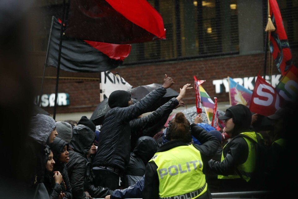 Fra demonstrasjonene mot SIAN-markeringen på Tøyen torg september 2019 Oslo 20190928. Stopp islamiseringen av Norge (SIAN) ble møtt med motdemonstrasjon under markeringen på Tøyen i Oslo lørdag.Foto: Terje Bendiksby / NTB scanpix