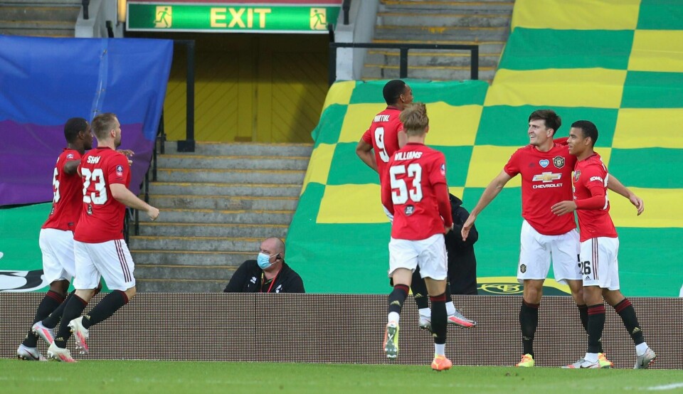 Harry Maguire (nummer to fra høyre) jubler etter å ha satt inn United andre mål på Carrow Road lørdag kveld. ,