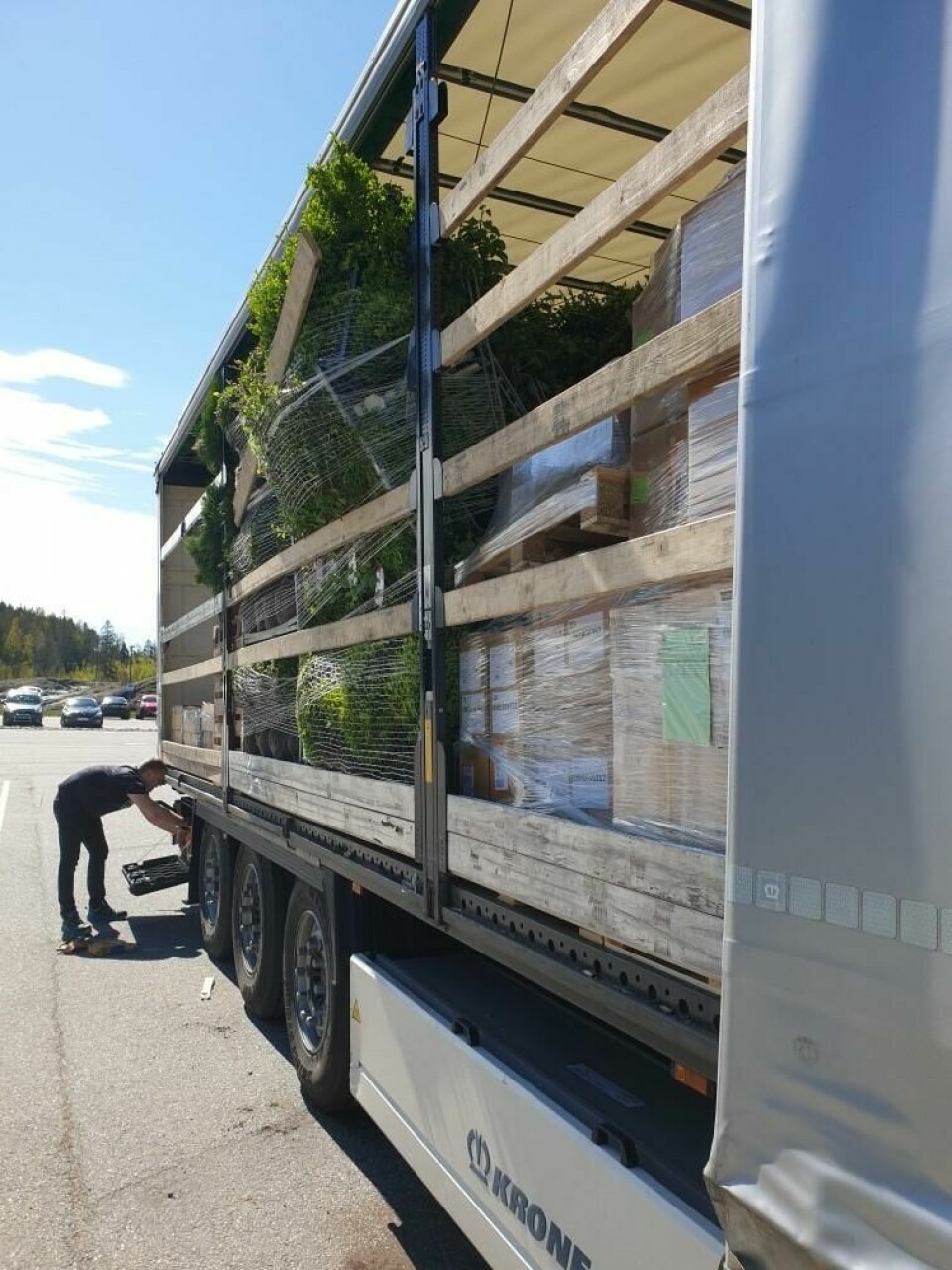 Lasten i et vogntog inspiseres på Svinesund under en kontroll utført av Statens vegvesen sist helg. Lasten i et vogntog inspiseres på Svinesund under en kontroll utført av Statens vegvesen sist helg.