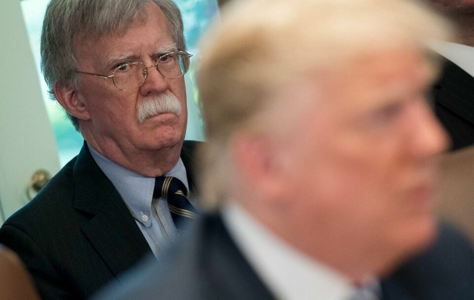 John Bolton påstår at president Donald Trump (i forgrunnen) gjorde det klart at militærhjelp til Ukraina kun ville gis om ukrainerne startet en etterforskning som ville ha involvert Joe Biden.