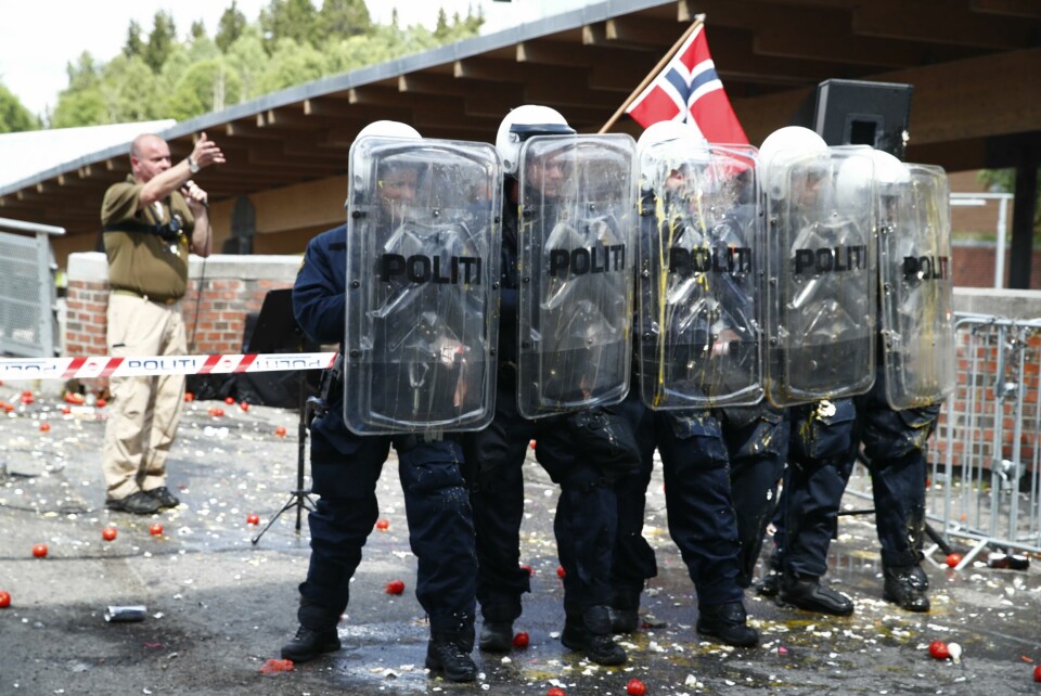 Stopp islamiseringen i Norge (SIAN) med stand på og demonstrasjon på Mortenserud. OSLO 20200620. Stopp islamiseringen i Norge (SIAN) med stand på og demonstrasjon på Mortenserud.Foto: terje pedersen / NTB scanpix