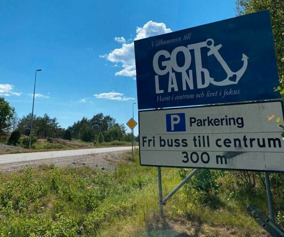 Svenskene bruker humor; og på flere skilt inn til Strömstad er grensebyen nå døpt om til 'Gotland'.