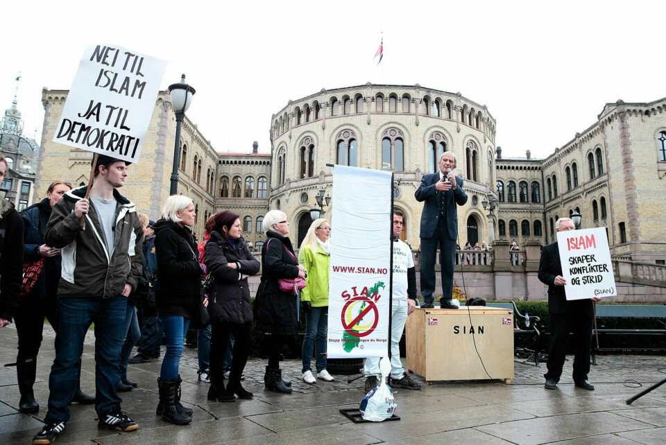 I dag har SIAN – Stopp islamiseringen av Norge – demonstrasjon på Mortensrud torg øst i hovedstaden. Det må de få lov til, mener Dagsavisen. Bildet er fra en SIAN-demonstrasjon foran Stortinget i 2013. Foto: Håkon Mosvold Larsen/NTB scanpix