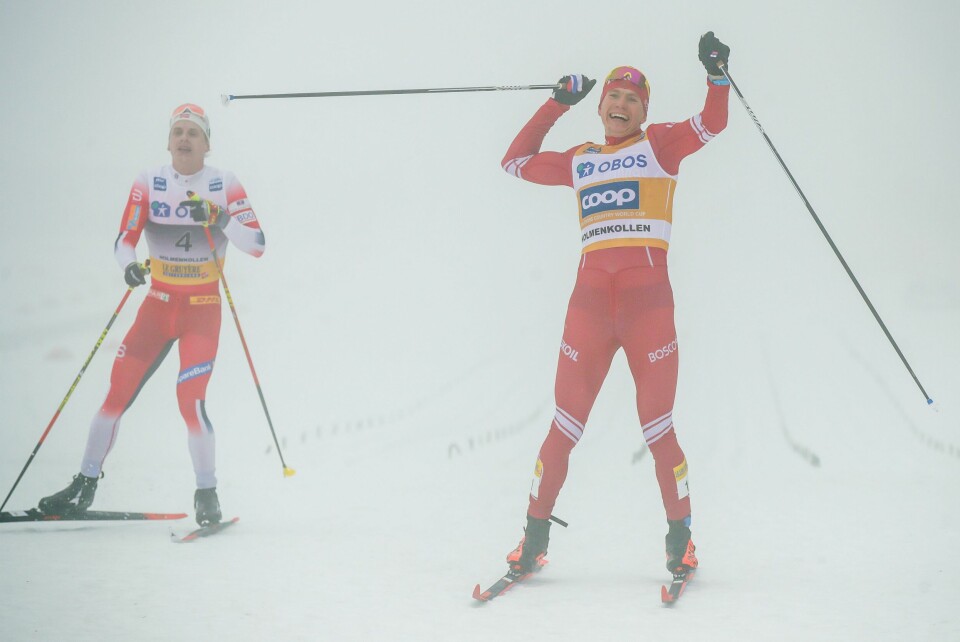 Bolsjunov vinner foran Hegstad Krüger. Oslo 20200308. Aleksandr Bolsjunov fra Russland jubler foran Simen Hegstad Krüger fra Norge under 50 km langrenn fellesstart i Holmenkollen søndag.Foto: Vidar Ruud / NTB scanpix