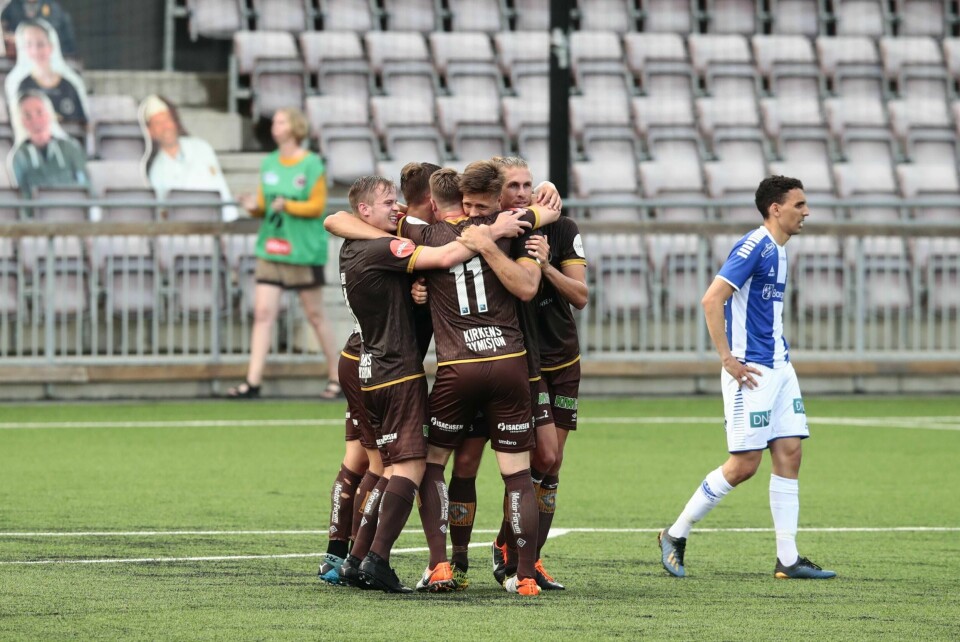 Mjøndalen jubel etter 1-0 seierover Sarpsborg 08 på Consto arena lørdag kveld. Sarpsborgs Mustafa Abdellaoue (t.h.) er ikke like glad.