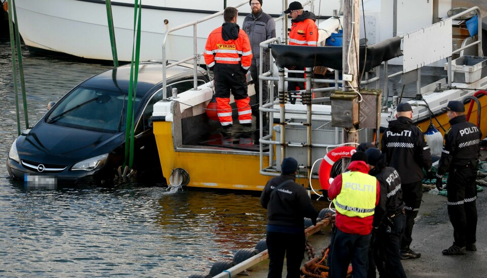 I tiltalen som vil foreligge i Regestranden-drapssaken, kan det bli åpnet for å legge ned påstand om forvaring, ifølge NRK. Bildet viser avdødes bil som blir hevet opp fra sjøen.