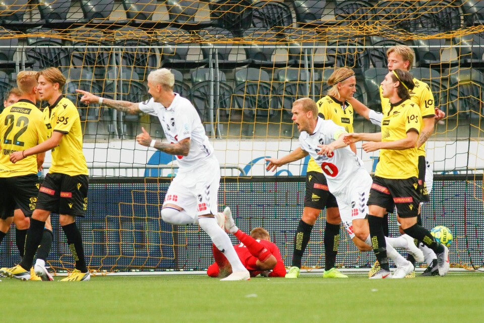 Torgeir Børven (utenfor bildet) setter inn 0-4 bak Starts keeper Amund Wichne under eliteseriekampen mellom Start og Odd på Sør arena i Kristiansand.