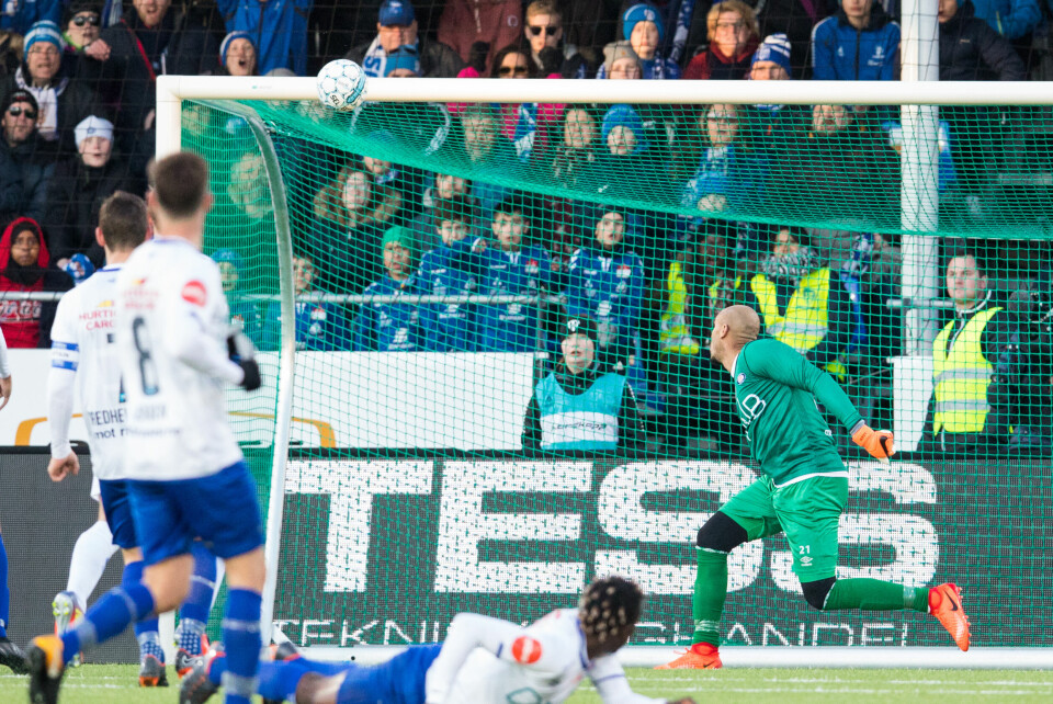 Adam Larsen Kwarasey må se Sarpsborgs andre scoring suse inn i vinkelen. Adam Larsen Kwarasey må se Sarpsborgs andre scoring suse inn i vinkelen.