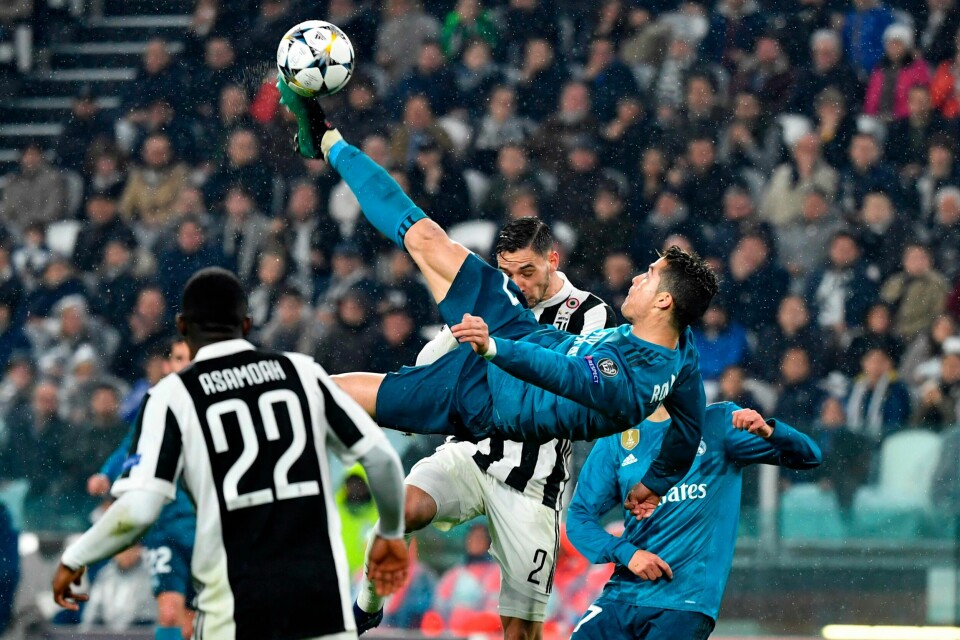 Her skjer det. Cristiano Ronaldo timer hoppet perfekt og sender ballen rett i mål. Her skjer det. Cristiano Ronaldo timer hoppet perfekt og sender ballen rett i mål.