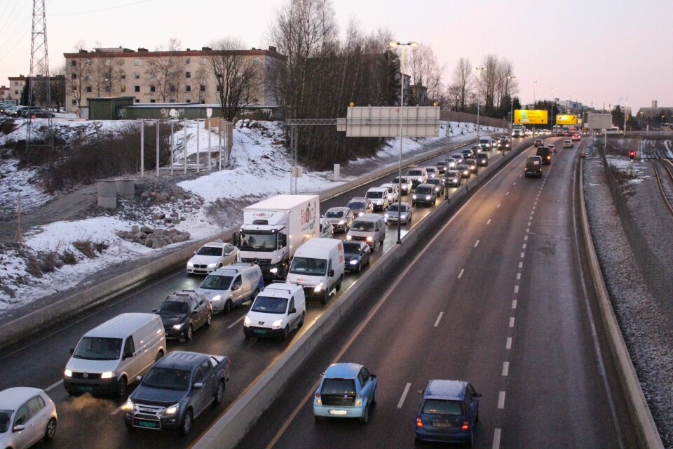 Det var tett trafikk på E6 ved Brynstunnelen i Oslo hvor det foregår vedlikeholdsarbeid av Statens vegvesen. FOTIO: HENRIK SKOLT/NTB SCANPIX