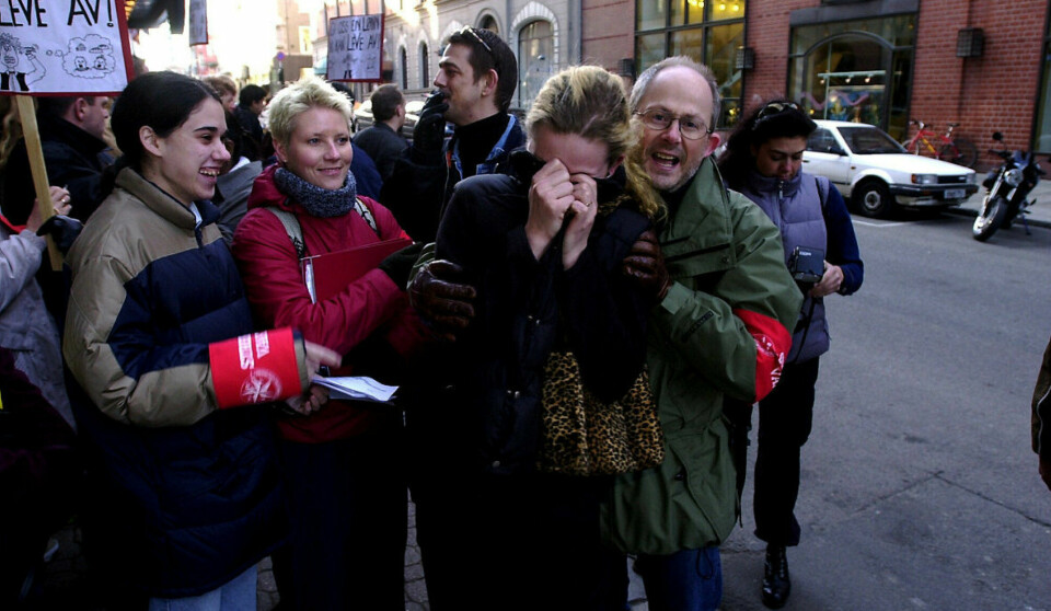 Her aksjonerer streikevakter mot uorganiserte arbeidere som møter på jobb på Hotel Bristol i Oslo sentrum i 2000. Uorganiserte Tina Jakobsen omfavnes av jublende kolleger etter at hun meldte seg inn i fagforeningen. Her aksjonerer streikevakter mot uorganiserte arbeidere som møter på jobb på Hotel Bristol i Oslo sentrum i 2000. Uorganiserte Tina Jakobsen omfavnes av jublende kolleger etter at hun meldte seg inn i fagforeningen.