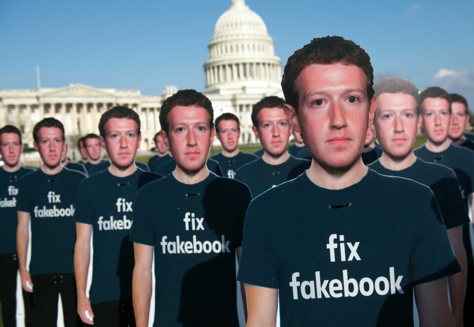 100 pappfigurer av Facebook-sjef Mark Zuckerberg utenfor Capitol Hill i Washington ber om at facebook fikses. Facebook-skandalen har fått facebook til å gjøre flere endringer som skal beskytte brukernes personopplysninger bedre, men aktivistgruppa Avaaz mener mer må til.