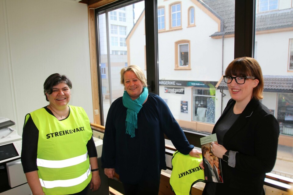 Vester pakkes og møter holdes ved LOs distriktskontor på Folkets Hus. Fra venstre: Marcela Molina, Eirin Sund og Anniken Tjøstheim. Foto: Andreas Høygård Beckensten