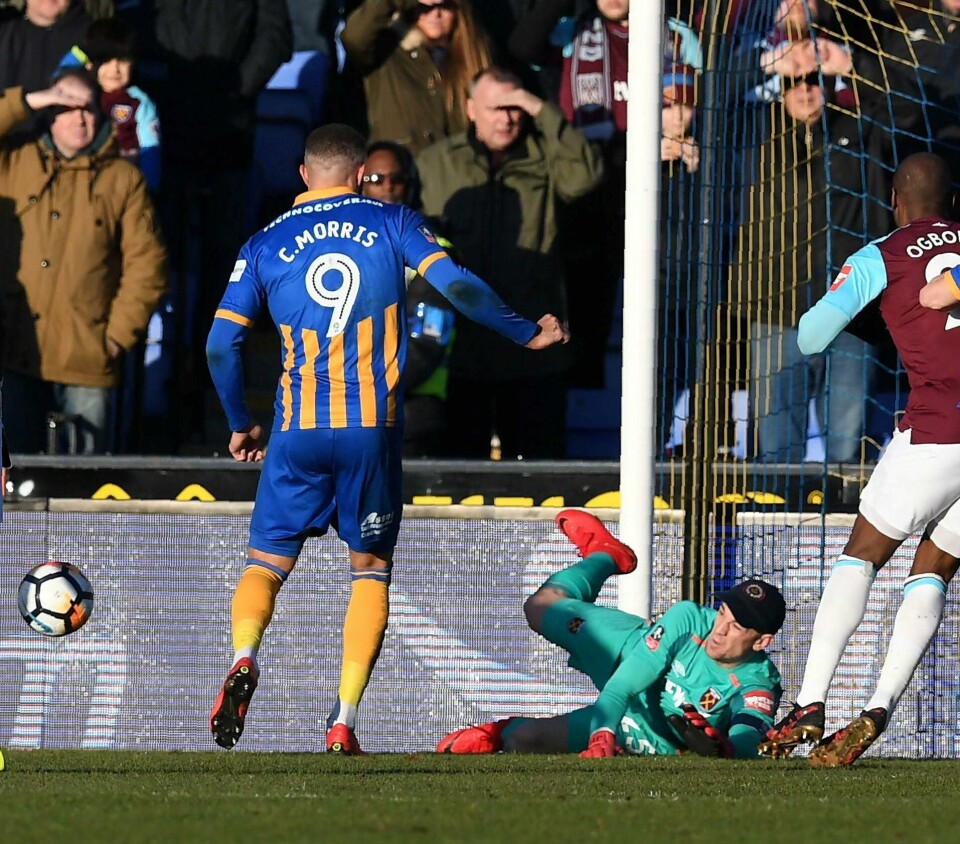 SJELDENT SYN: West Ham-keeper Joe Hart fikk låne en skyggelue av en supporter under FA-cupkampen mot Shrewsbury i januar. Dermed fikk burvokteren litt hjelp til å takle den skarpe sola. FOTO: PAUL ELLIS/NTB SCANPIX