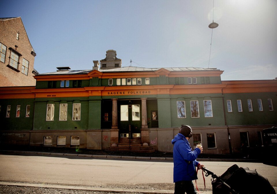 kampen om badevannet: Sagene bad ble oppført i 1900 og er Oslos nest eldste bad, kun slått av Bislett bad. Kommunen renoverte og oppgraderte bygningen sent på 80-tallet, den ble fredet i 1996 – og stengt i 2000. De ti siste årene har det vært i privat eie. kampen om badevannet: Sagene bad ble oppført i 1900 og er Oslos nest eldste bad, kun slått av Bislett bad. Kommunen renoverte og oppgraderte bygningen sent på 80-tallet, den ble fredet i 1996 – og stengt i 2000. De ti siste årene har det vært i privat eie.