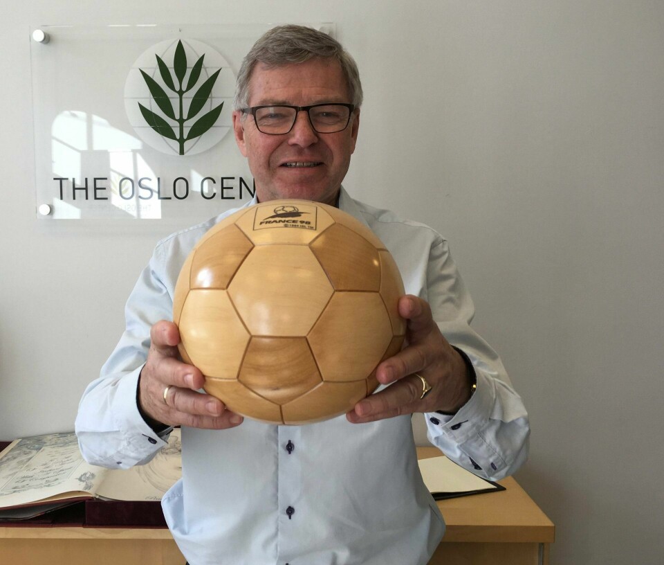 Kjell Magne Bondevik har selvsagt også fotballminner på sitt kontor på Oslosenteret.
