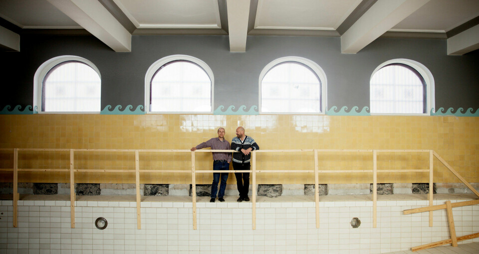 BRÅDYPT: Bassenget binder skolen og folkebadet sammen. Eierne Kenneth Høitomt og Hans Lundblad håper å fylle bassenget før jul. BRÅDYPT: Bassenget binder skolen og folkebadet sammen. Eierne Kenneth Høitomt og Hans Lundblad håper å fylle bassenget før jul.
