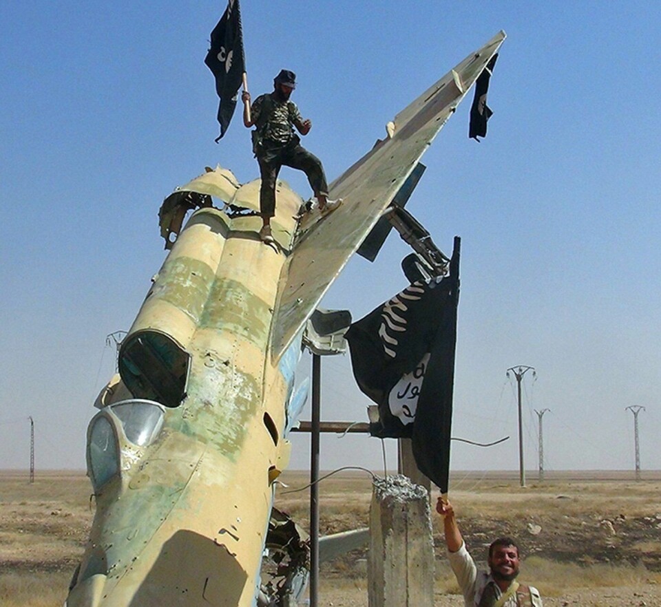 Returnerte fremmedkrigere risikerer å bli mer radikaliserte når de kommer hjem og slik utgjøre en større sikkerhetstrussel fordi de blir mottatt som farlige terrorister, skriver kronikkforfatteren. Norske og europeiske statsborgere har reist som fremmedkrigere til Syria og Irak, noen av dem har kriget med ekstremistgruppa IS. Her fra det som lenge var IS’ hovedbastion i Syria, Raqqa.