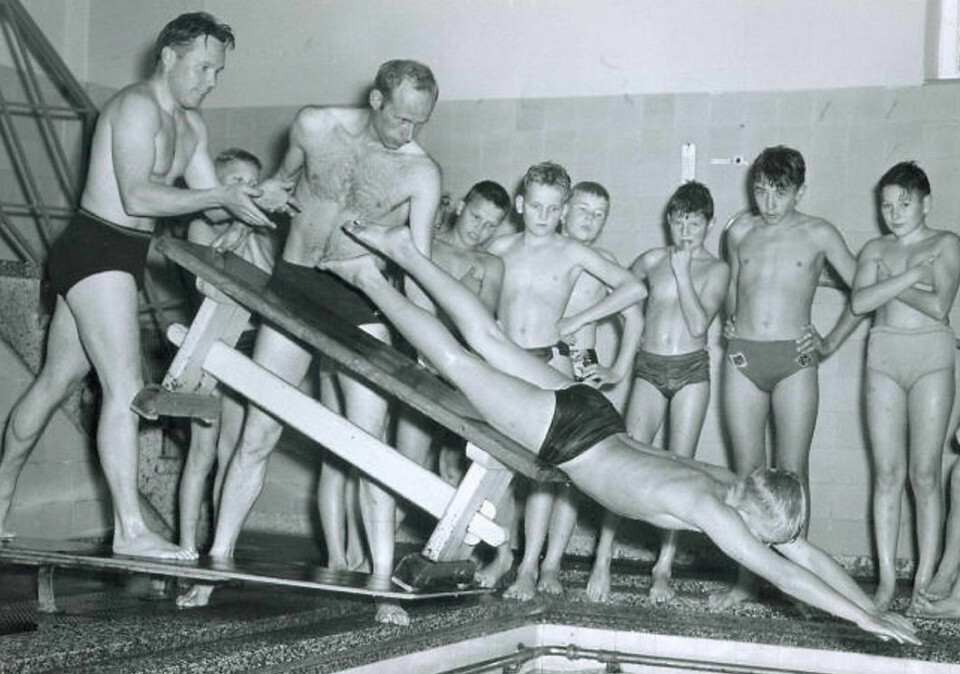 undervisning: Stupeundervisning pågår. Skolens lærer Jacob Naadland er stupeinstruktør. FOTO: OSLO BYARKIV undervisning: Stupeundervisning pågår. Skolens lærer Jacob Naadland er stupeinstruktør. FOTO: OSLO BYARKIV