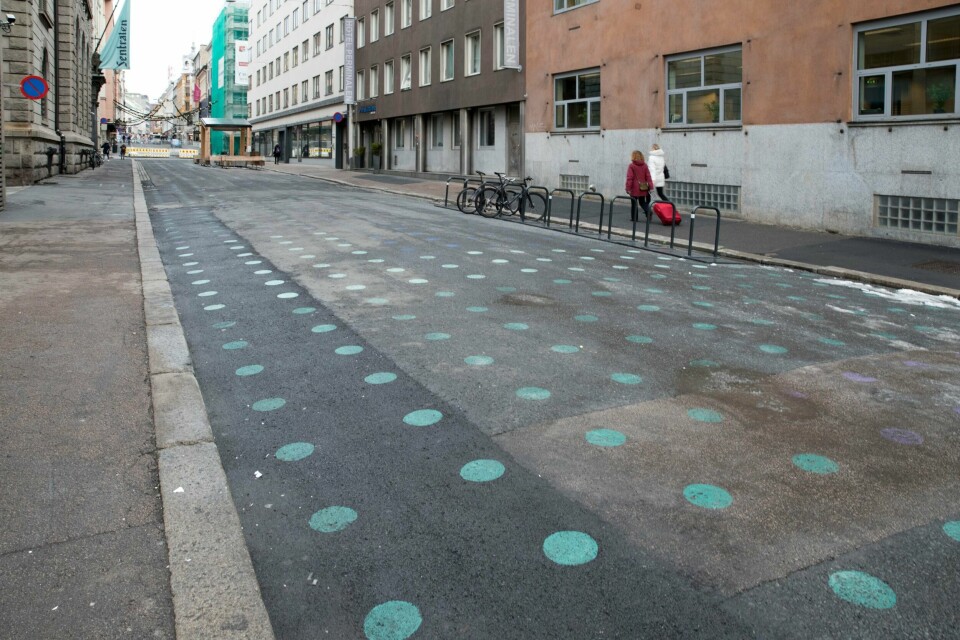 Tabbe: MDG brukte i fjor høst nesten 700.000 kroner på disse prikkene, malt med veggmaling på asfalt.