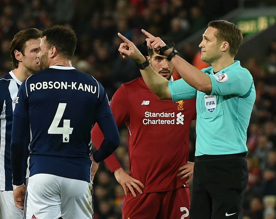 VAR: Dommer Craig Pawson tegner en skjerm med hendene for å markere at VAR har sett noe i kampen mellom Liverpool og West Bormwich i januar. FOTO: NTB SCANPIX