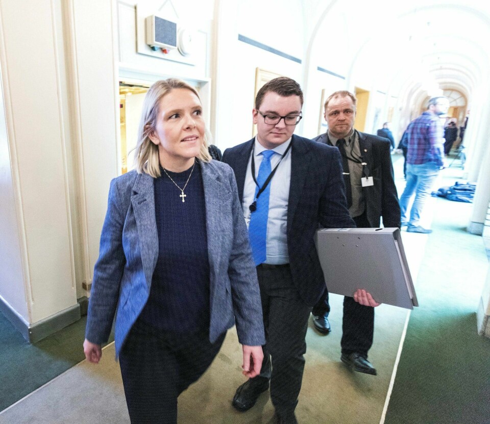UNNSKYLD: Politisk rådgiver Espen Teigen ett skritt bak statsråd Sylvi Listhaug i Stortinget. Det var Teigen som skrev den famøse twitter-meldingen som til slutt førte til at statsråden gikk av. FOTO: GORM KALLESTAD/NTB SCANPIX