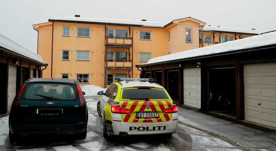 En mann og en kvinne ble skutt gjennom et vindu i en leilighet i denne blokka i Lørenskog.