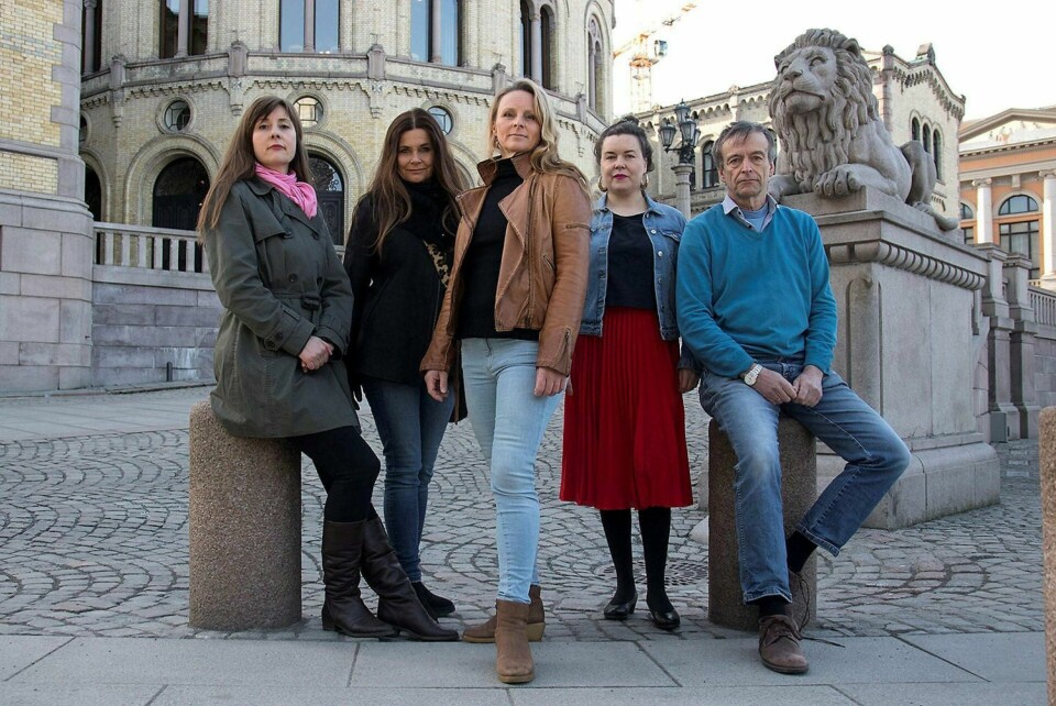 Knut Alfsen i Norsk Skuespillerforbund mener åndsverkloven blant annet må bli mye tydeligere. Sammen med (f.v.) Marianne Kleven (Norske Filmregissører), Ingrid Kindem (NOPA), Elin Aamodt (GramArt) og Cathrine Louise Finstad (Grafill) stiller de tre krav til politikerne på vegne av et samla Kunstner-Norge.