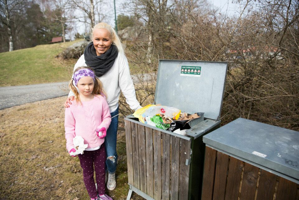 Amanda Sofie Skar Johansen (7) og mamma Linn Amanda Skar fikk med seg både barn og voksne på søppelrydding i Nesparken i finværet på søndag. – Seriøst? sa Amanda Sofie da hun så mengder med søppel, også rundt søppelkassene som er satt ut i naturområdet. Amanda Sofie Skar Johansen (7) og mamma Linn Amanda Skar fikk med seg både barn og voksne på søppelrydding i Nesparken i finværet på søndag. – Seriøst? sa Amanda Sofie da hun så mengder med søppel, også rundt søppelkassene som er satt ut i naturområdet.