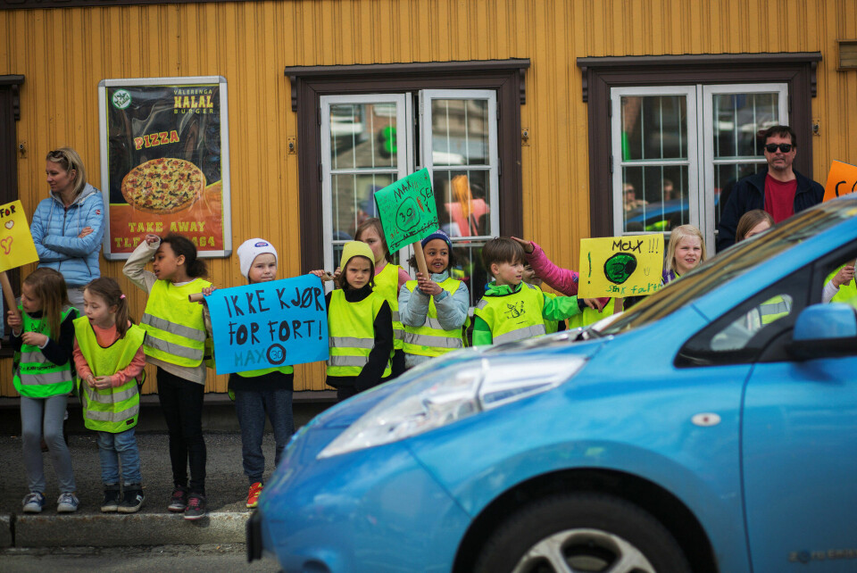 Unger fra Vålerenga AKS var blant demonstrantene i Strømsveien. Unger fra Vålerenga AKS var blant demonstrantene i Strømsveien.