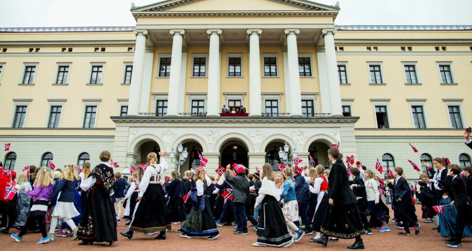 Ikke noe er vel mere norsk enn 17. mai, barnetog – og bunad. Men flere og flere bunader produseres i utlandet. Ikke alle synes det er ok. Illustrasjonsfoto.