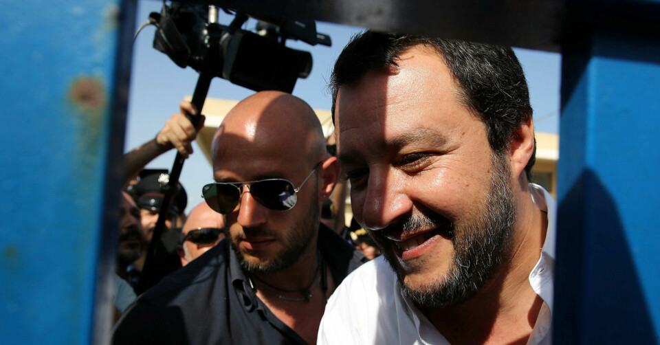 Italias nye innenriksminister Matteo Salvini lovet en hard innvandringspolitikk da han besøkte mottakssenteret for migranter på Sicilia søndag. Italias nye innenriksminister Matteo Salvini lovet en hard innvandringspolitikk da han besøkte mottakssenteret for migranter på Sicilia søndag.