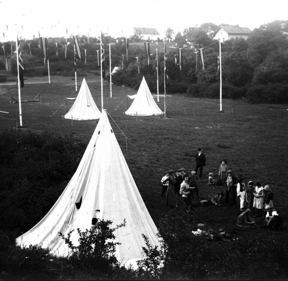 Telta til de første landliggerne så kanskje ut som disse. Bildet er fra en sommerfest på Hovedøya i 1910. Telta til de første landliggerne så kanskje ut som disse. Bildet er fra en sommerfest på Hovedøya i 1910.