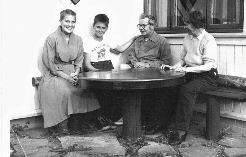POLITIKER KONRAD: En av drammensområdets viktige Knudsen-familier i sitt hjem Wexhall i Heradsbygda på Ringerike cirka 1930. Fra venstre Hjørdis Knudsen, datter, og Borgar, sønn, stortingsmann Konrad Knudsen og kona Hilda. FOTO: PRIVAT POLITIKER KONRAD: En av drammensområdets viktige Knudsen-familier i sitt hjem Wexhall i Heradsbygda på Ringerike cirka 1930. Fra venstre Hjørdis Knudsen, datter, og Borgar, sønn, stortingsmann Konrad Knudsen og kona Hilda. FOTO: PRIVAT