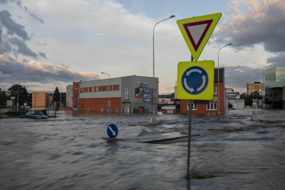 Store oversvømmelser i den tsjekkiske byen Opava. En rekke land i Sentral-Europa er rammet av flom. A flooded street is pictured in Opava, Czech Republic on September 15, 2024. One person has drowned in Poland and an Austrian fireman has died responding to floods, authorities said, as Storm Boris lashed central and eastern Europe with torrential rains. Since Thursday, September 12, 2024, swathes of Austria, the Czech Republic, Hungary, Romania and Slovakia have been hit by high winds and unusually fierce rainfall. The storm had already caused the death of five people in Romania, and thousands have been evacuated from their homes across the continent. (Photo by Michal Cizek / AFP)