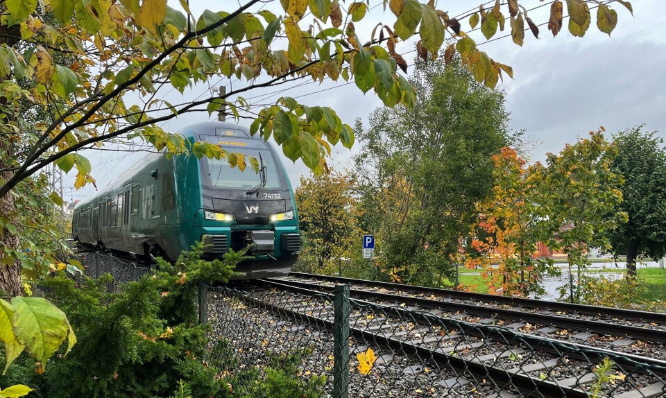 Illustrasjonsfoto. Et Vy-tog sørgående på vei inn til Fredrikstad stasjon fra Oslo. Østfoldbanen. Jernbane. Togtrafikk, tog.