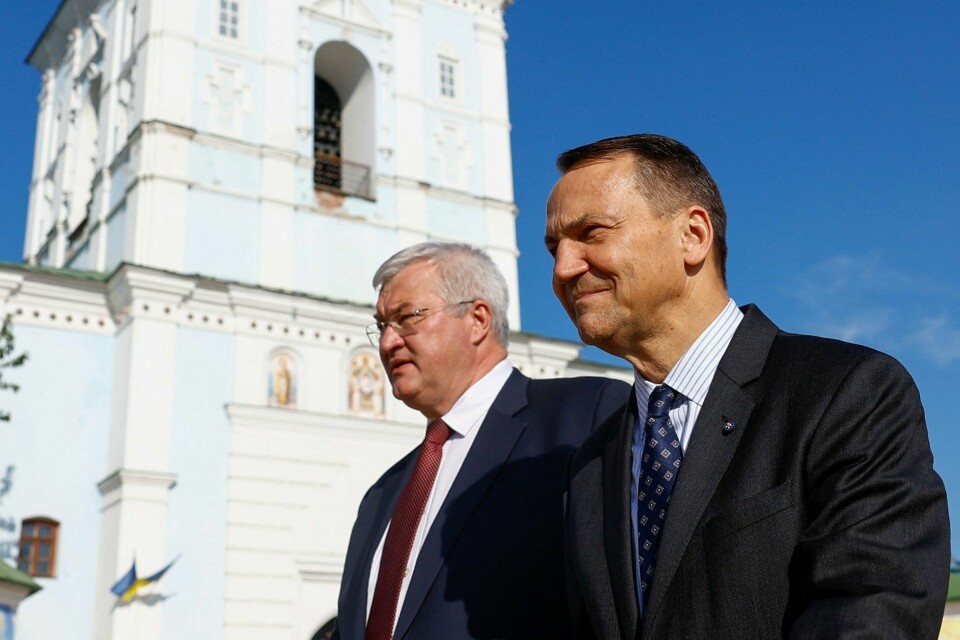 Den polske utenriksministeren Radosław Sikorski (til høyre) med hans ukrainske utenriksministerkollega Andrii Sybiha i Kyiv fredag. Begge mener det er på tide å vurdere tiltak for å få stridsdyktige menn tilbake til Ukraina. Polish Foreign Minister Radoslaw Sikorski and Ukrainian Foreign Minister Andrii Sybiha walk in front of Saint Michael's Cathedral after visiting the Memory Wall of Fallen Defenders of Ukraine outside, amid Russia's attack on Ukraine, in Kyiv, Ukraine September 13, 2024. REUTERS/Valentyn Ogirenko