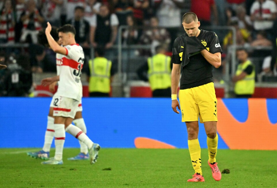 Borussia Dortmund-spiller Waldemar Anton går av banen med bøyd hode etter 1-5 for gamleklubben Stuttgart Borussia Dortmund-spiller Waldemar Anton går av banen med bøyd hode etter 1-5 for gamleklubben Stuttgart. Foto: Jan-Philipp Strobel, DPA via AP / NTB