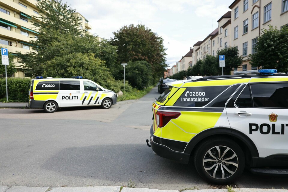 To ansatte ved Universitetet i Oslo ble skadet da en student gikk til angrep med kniv. Han ble nylig dømt til forvaring i sju og et halvt år, men anker nå deler av dommen. Nødetatane har rykt ut til eit bygg på Majorstuen tilhøyrande UiO i samband med ei valdshending. Foto: Frederik Ringnes / NTB