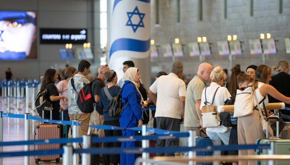 Flyalarmen gikk også av ved Tel Avivs internasjonale flyplass kort tid etter at statsminister Benjamin Netanyahu landet i hjemlandet etter sitt besøk i USA Reisende står i kø på flyplassen Tel Aviv-Ben Gurion mandag morgen. Flyplassen hadde opprinnelig innstilt flytrafikken i to timer som følge av generalstreiken i Israel, men trafikken gikk likevel stort sett som normalt. Foto: Ohad Zwigenberg / AP / NTB