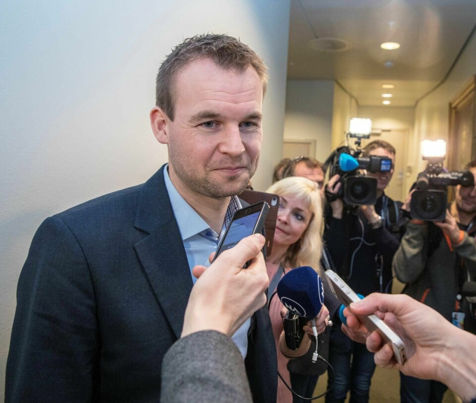 FORNØYD: KrFs nestleder Kjell Ingolf Ropstad var fornøyd både før og etter gruppemøtet der KrF vedtok å gå i regjeringsforhandlinger med Høyre, Fremskrittspartiet og Venstre. FOTO: OLE BERG-RUSTEN/NTB SCANPIX
