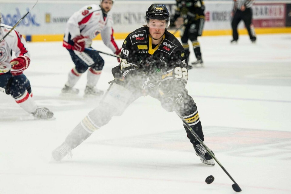 Rudolfs Balcers i aksjon under kamp 1 av NM-finalen i ishockey mellom Stavanger Oilers og Lørenskog tilbake i 2016. Foto: Carina Johansen / NTB scanpix
