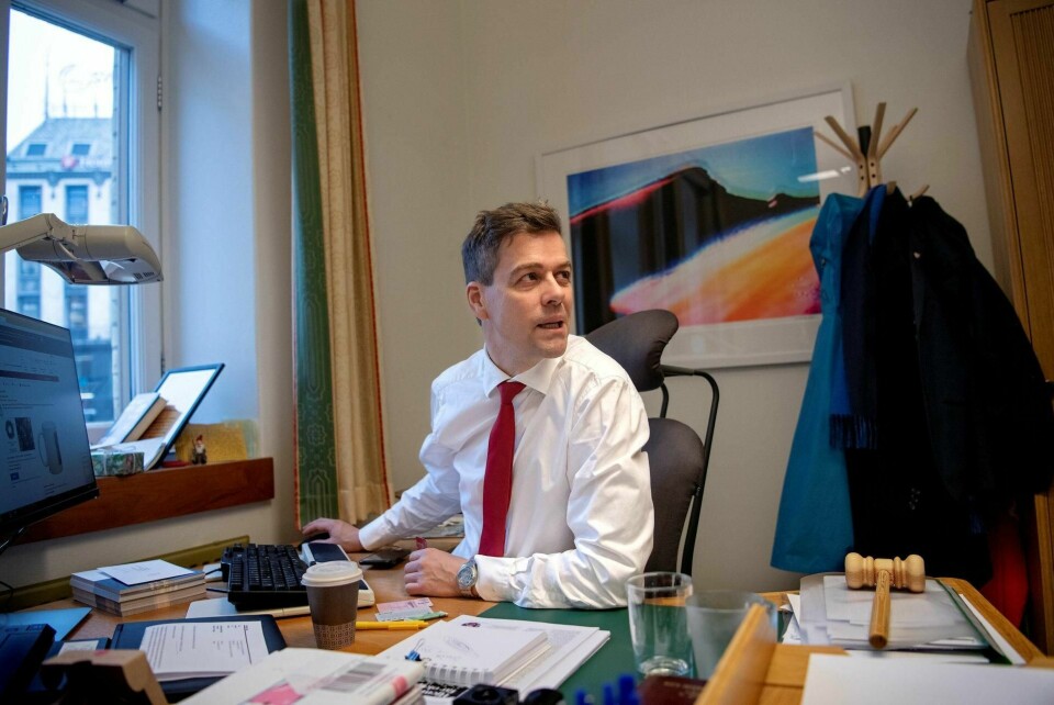 Knut Arild Hareide er fortsatt KrF-leder, hvert fall fram til partiet eventuelt sier ja til å tre inn i Solberg-regjeringen. Han viser til sitt eget budskap etter at han tapte kampen om veivalget for partiet - der sa han at han ville jobbe for at flest mulig KrF-ere skulle bli med videre. Derfor har han sagt ja til å innlede på en konferanse i regi av «røde» KrF-ere.