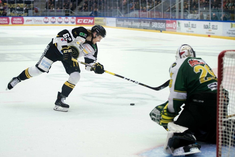 Mario Lucia bommer regelrett på pucken i det han skal skyte straffe. Amerikaneren holdt likevel hodet kaldt, rundet keeper, og sendte DNB Arena til himmels. FOTO: CARINA JOHANSEN, NTB scanpix