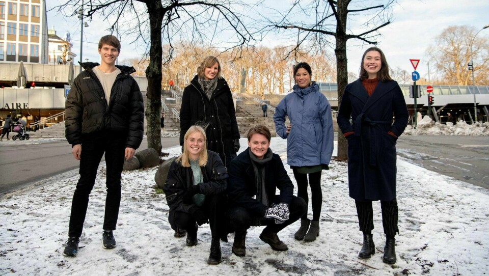 Her er de fire ferske klimapilotene, som alle er i masterstadiet i sine utdanningsløp, og deres oppdragsgivere: Hauk Are Fjeld (f. v.), Ingrid Holtan Søbstad, byråd Inga Marte Thorkildsen, Ole Erik Lunder, byråd Lan Marie Nguyen Berg og Emilie Hernes Vereide.
