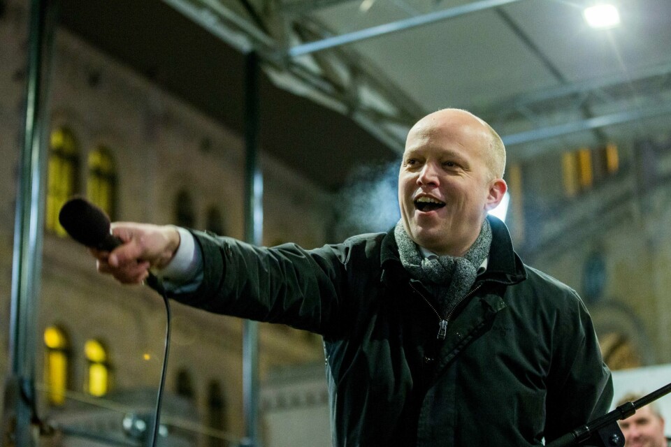 SP-partileder Trygve Slagsvold Vedum holder appell før fakkeltoget mot regjeringens ulvepolitikk foran Stortinget mandag kveld.