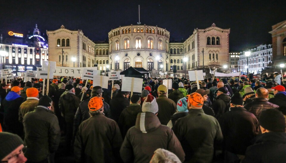 Fakkeltog mot regjeringens ulvepolitikk. Det er organisasjonene Folkeaksjonen ny rovdyrpolitikk og Naturbruksalliansen som arrangerer demonstrasjonen i Oslo tirsdag kveld.